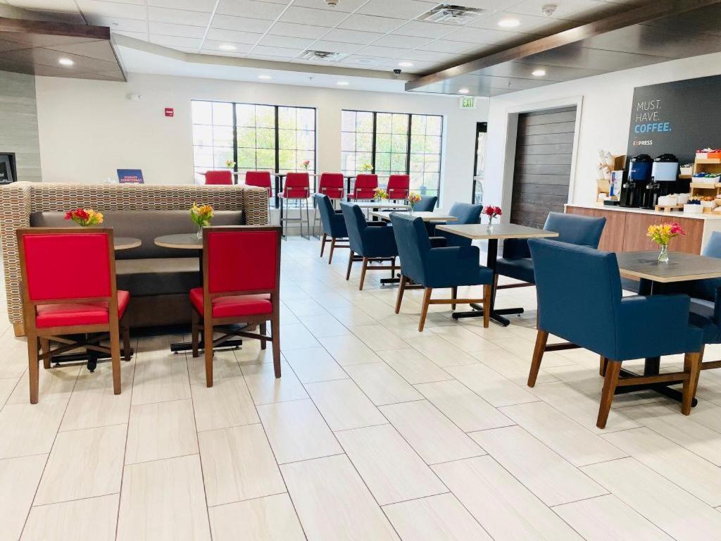 Holiday Inn Express Hotel & Suites Grand Island By Ihg Bagian luar foto