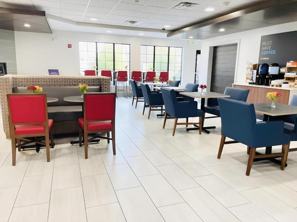 Holiday Inn Express Hotel & Suites Grand Island By Ihg Bagian luar foto